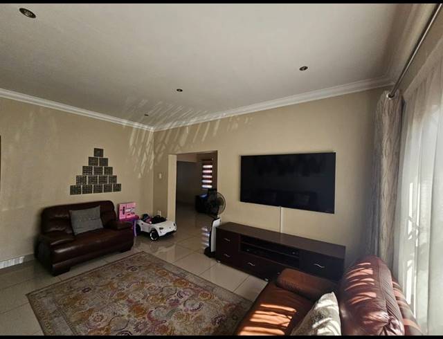 3 BEDROOM HOUSE FOR SALE IN MAYFAIR WEST